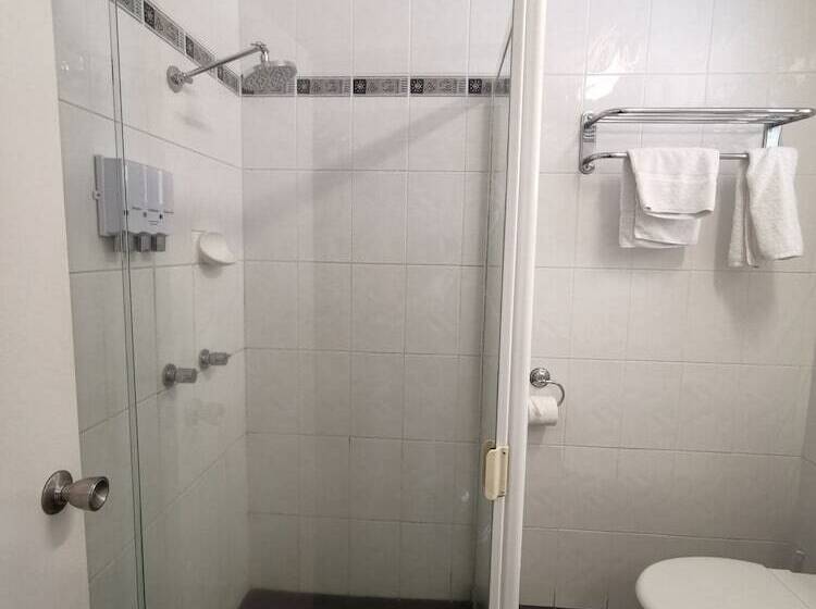 בית מלון כפרי Leichhardt Motor Inn