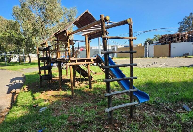 בית מלון כפרי Palm Continental