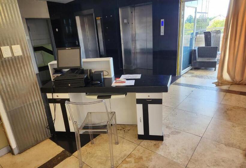 בית מלון כפרי Palm Continental