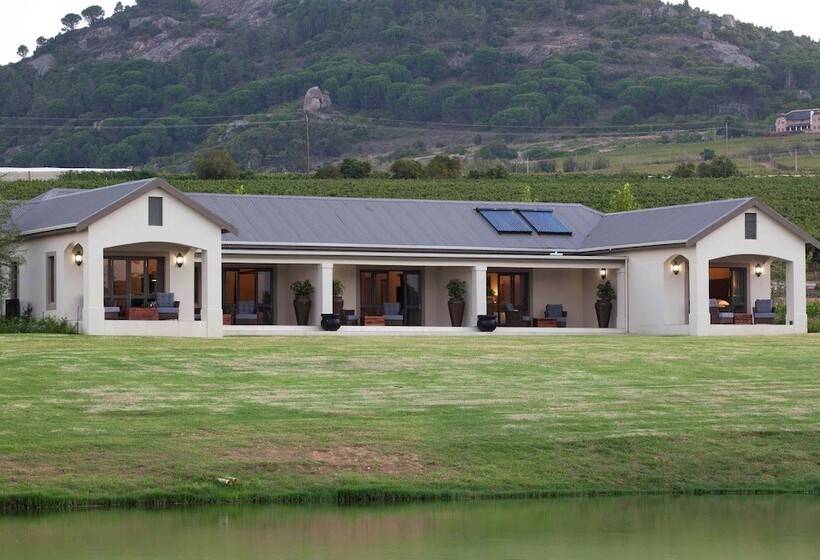 تختخواب و صبحانه Under Oaks Guesthouse