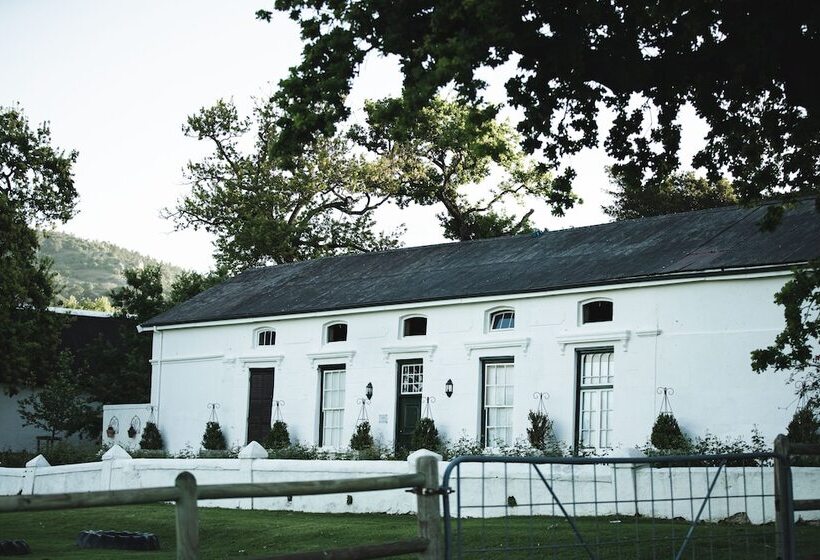 تختخواب و صبحانه Under Oaks Guesthouse