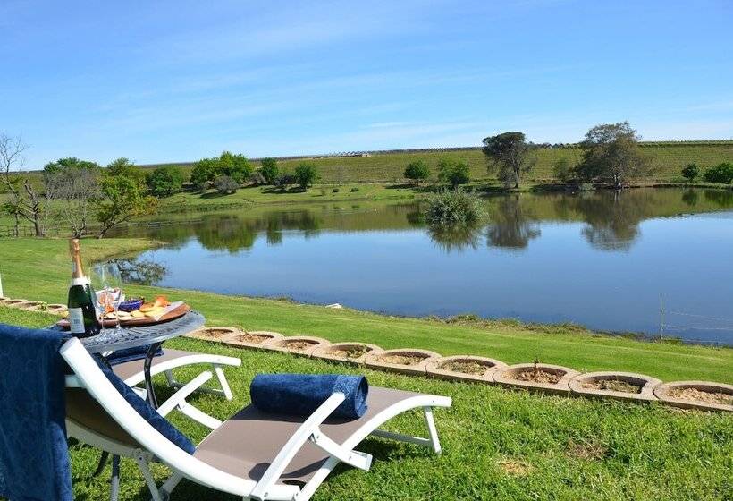 تختخواب و صبحانه Under Oaks Guesthouse