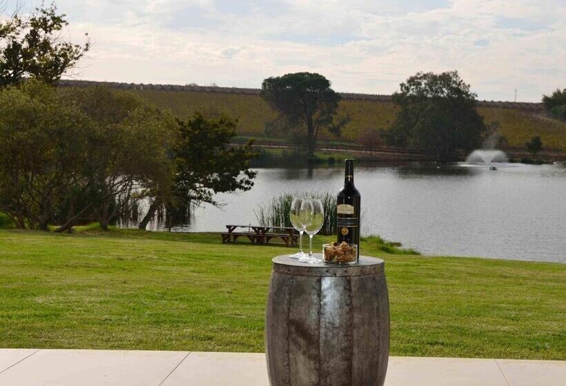 تختخواب و صبحانه Under Oaks Guesthouse