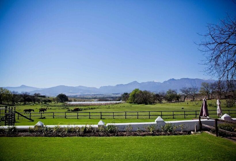 تختخواب و صبحانه Under Oaks Guesthouse