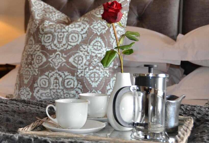 تختخواب و صبحانه Under Oaks Guesthouse