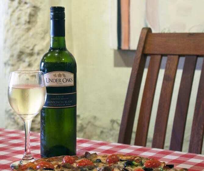 تختخواب و صبحانه Under Oaks Guesthouse