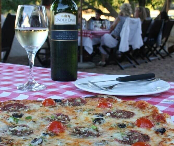 تختخواب و صبحانه Under Oaks Guesthouse