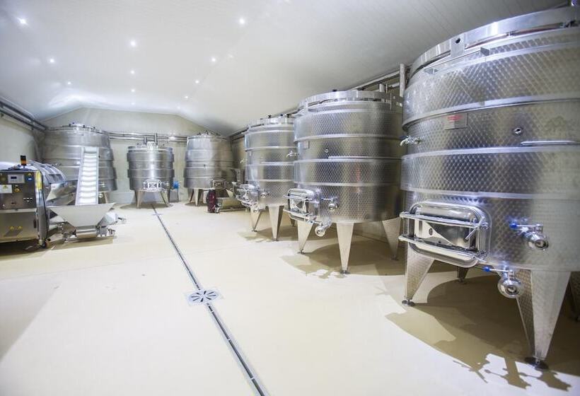 تختخواب و صبحانه Under Oaks Guesthouse