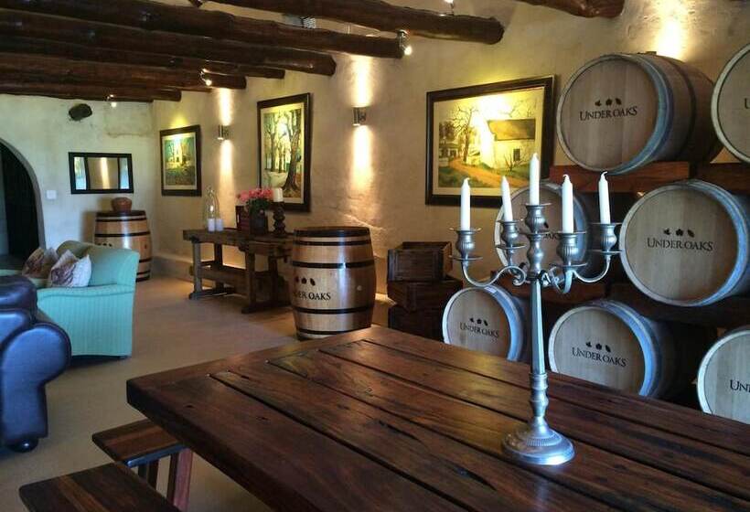 تختخواب و صبحانه Under Oaks Guesthouse