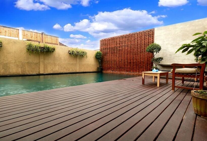 فندق Capital O 612 Dante Guesthouse