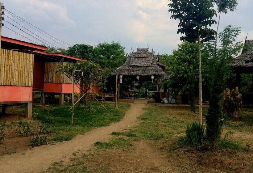 Отель Family Hut Pai