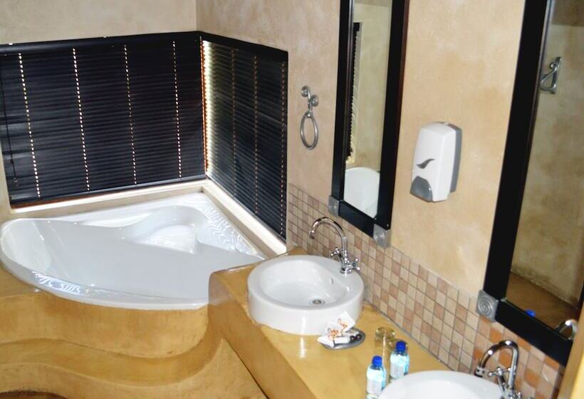 בית מלון כפרי Thornhill Safari Lodge