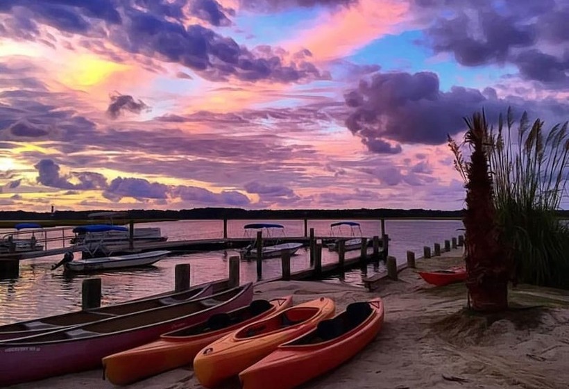 منتجع Snug Harbor Marina And