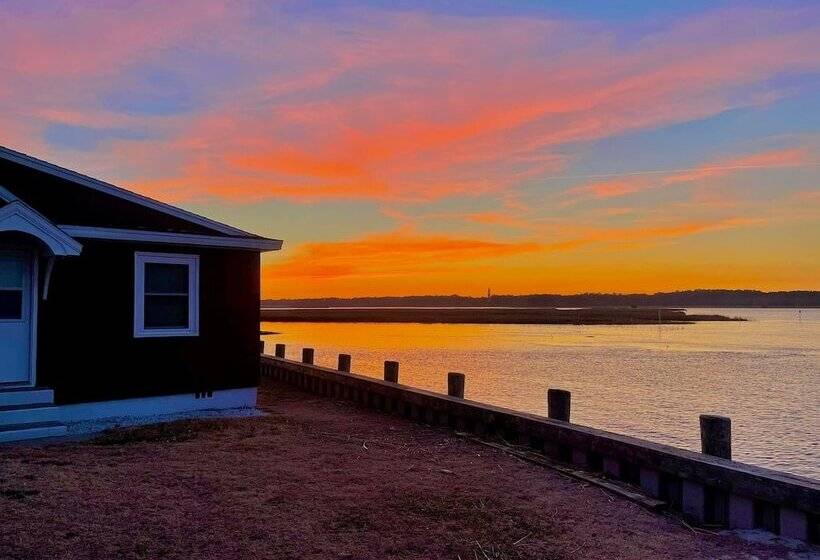 منتجع Snug Harbor Marina And