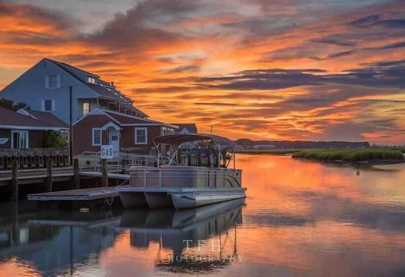 منتجع Snug Harbor Marina And