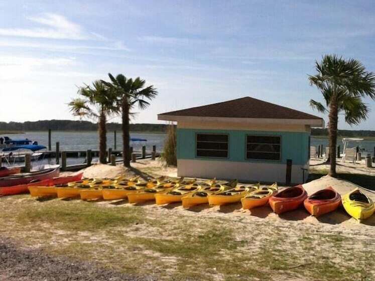 منتجع Snug Harbor Marina And