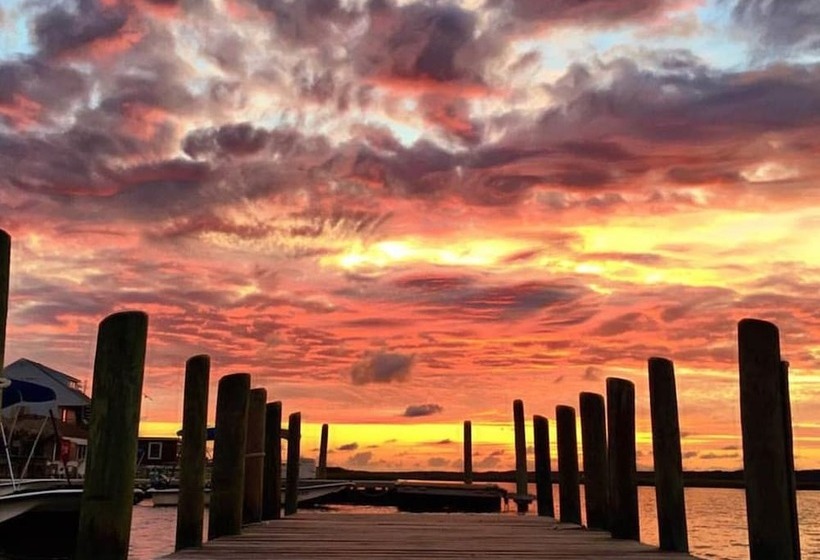 منتجع Snug Harbor Marina And