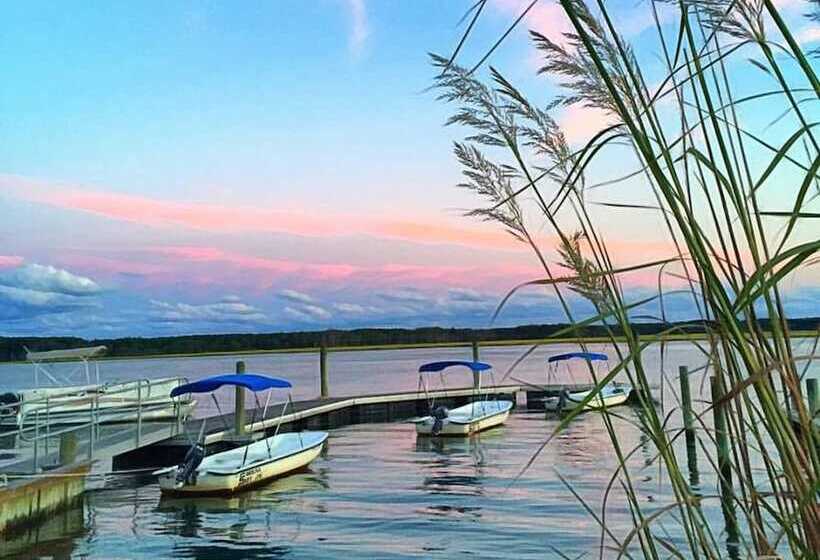 منتجع Snug Harbor Marina And