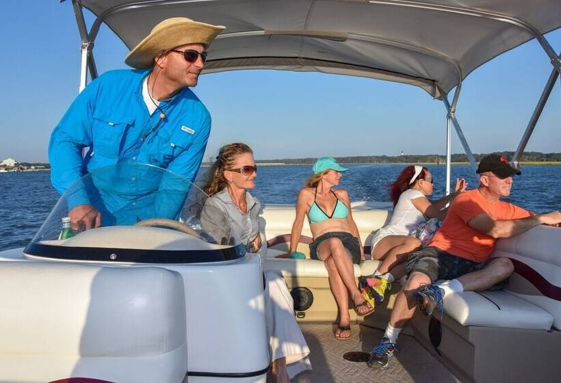 منتجع Snug Harbor Marina And