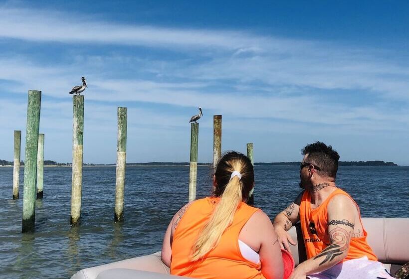 منتجع Snug Harbor Marina And