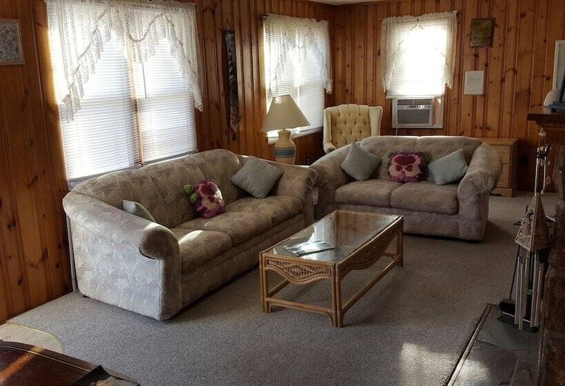 The Beach House   Only Six Houses From The Beach