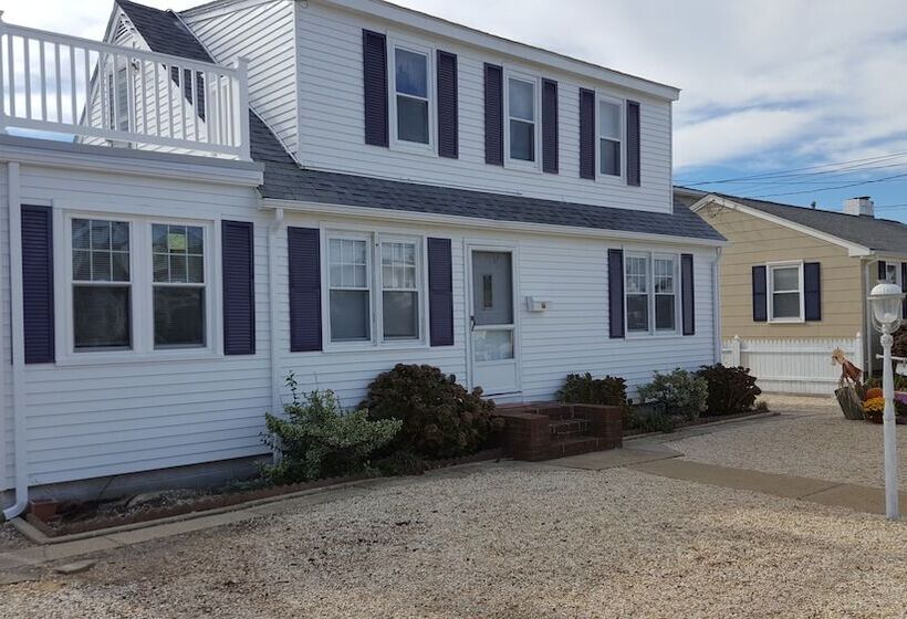 The Beach House   Only Six Houses From The Beach