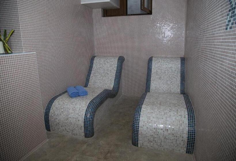 Family Hotel Emaly Green