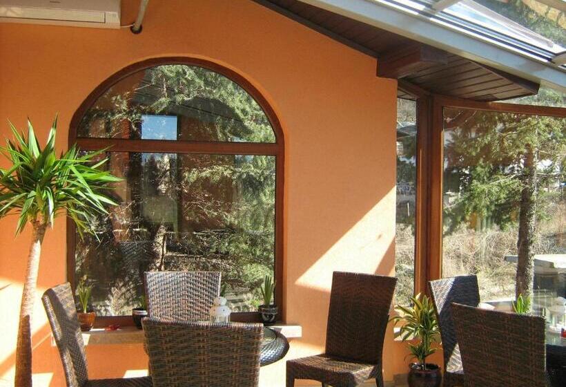 Family Hotel Emaly Green