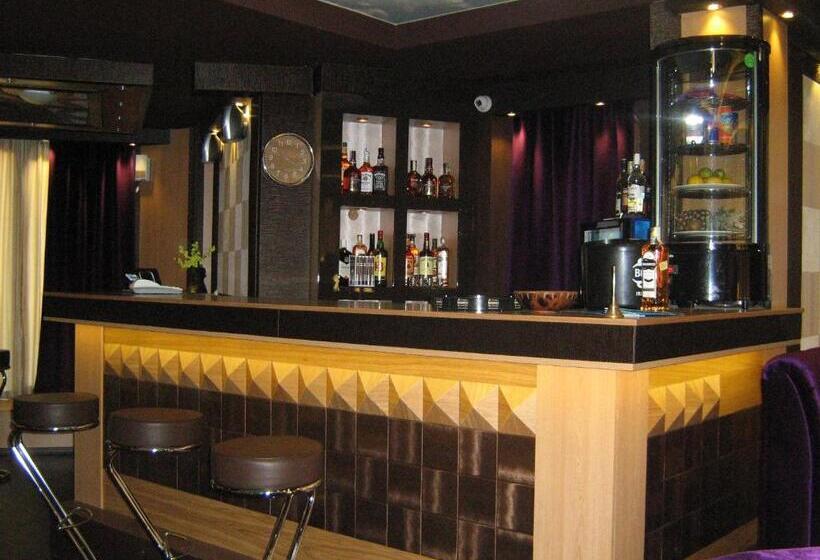 Family Hotel Emaly Green