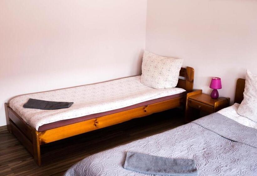 هتل Ik Okęcie 39   Nocleg I Parking Blisko Lotnisko Okęcie