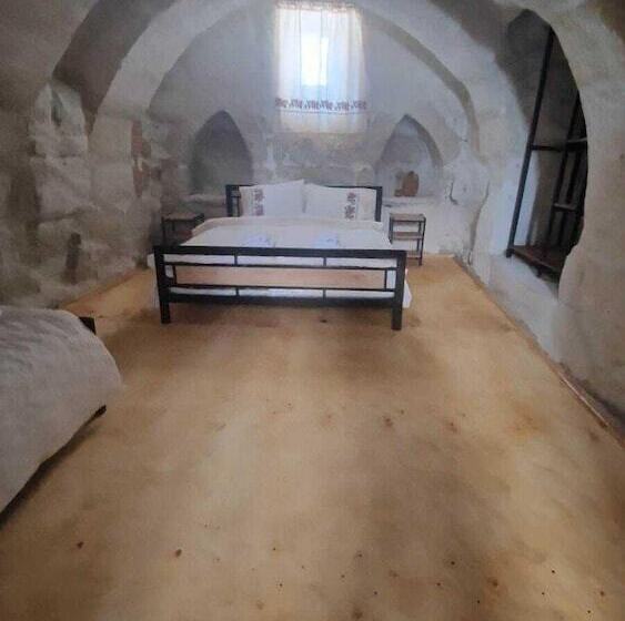 تختخواب و صبحانه King Solomon Palace