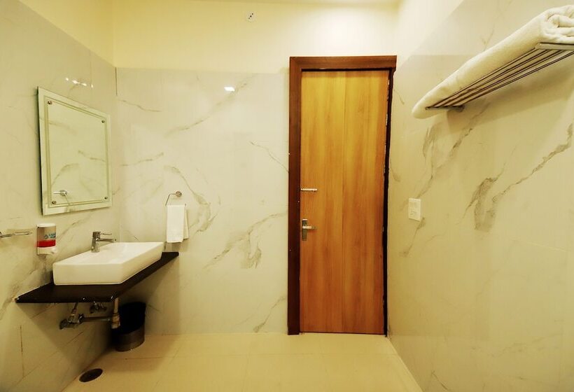 Amarvilas Hotel And Resort