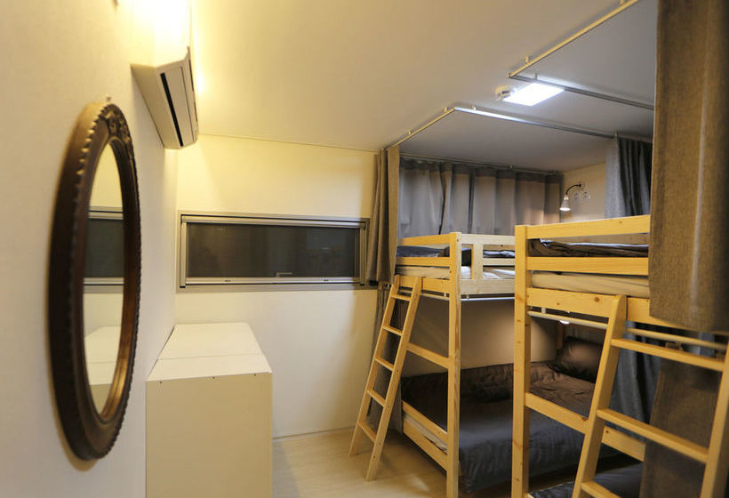 Runway Guesthouse  Hostel