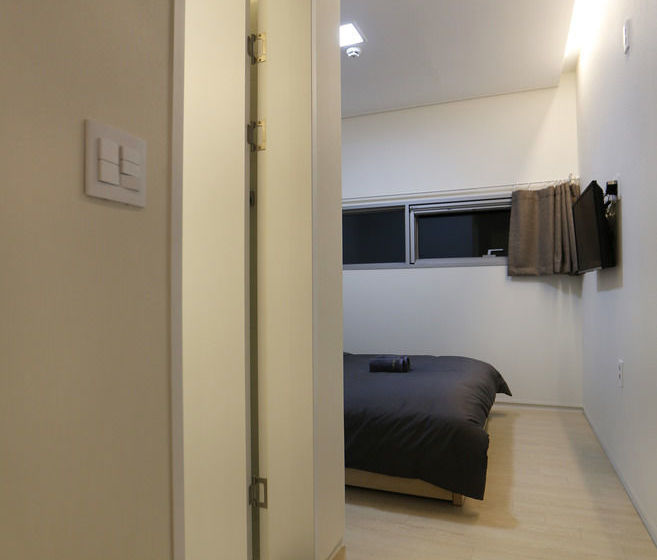 Runway Guesthouse  Hostel