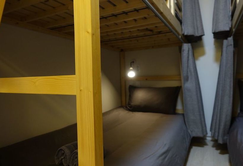 Runway Guesthouse  Hostel