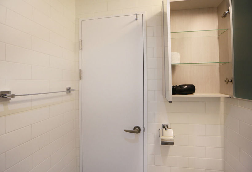 Runway Guesthouse  Hostel