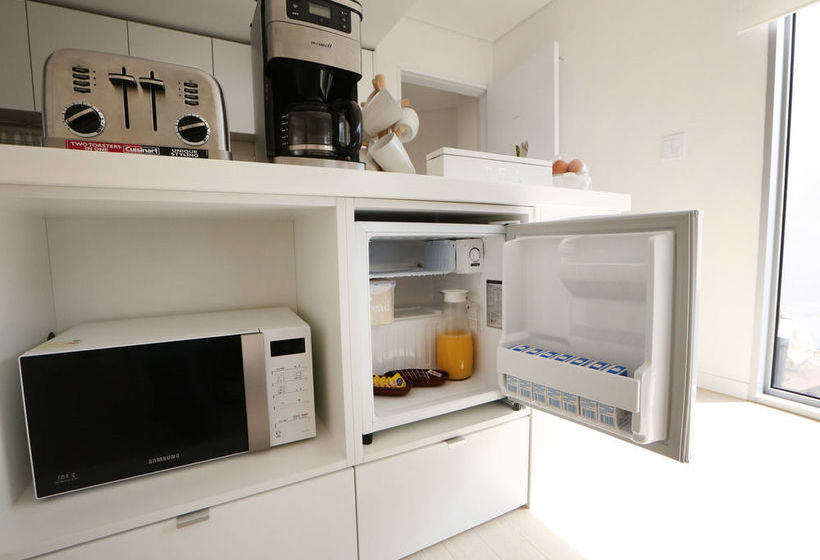 Runway Guesthouse  Hostel