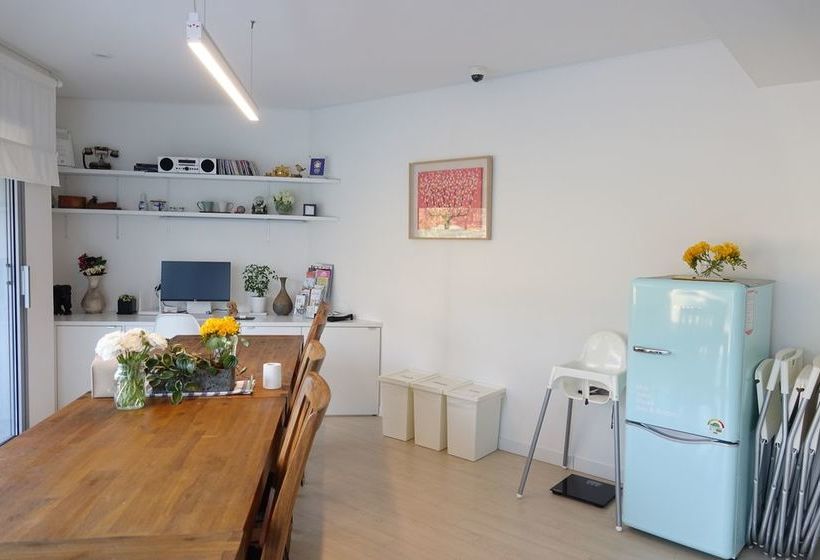 Runway Guesthouse  Hostel