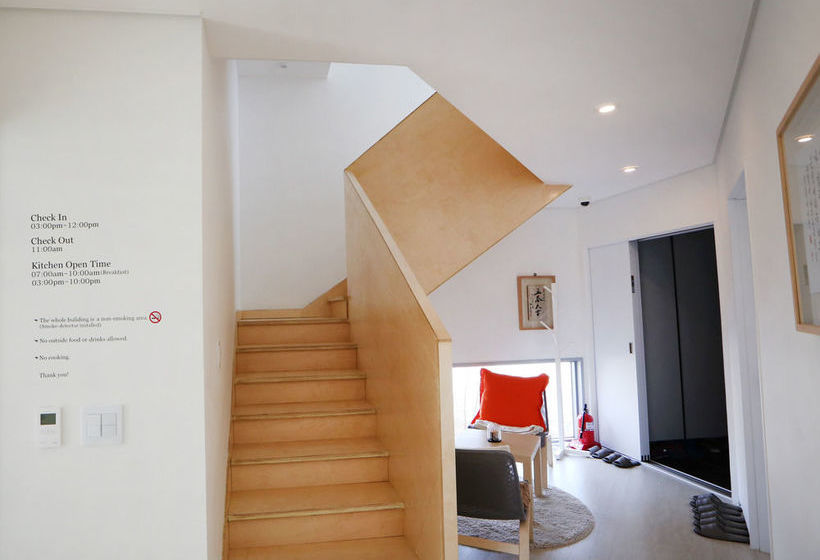 Runway Guesthouse  Hostel