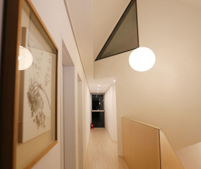 Runway Guesthouse  Hostel