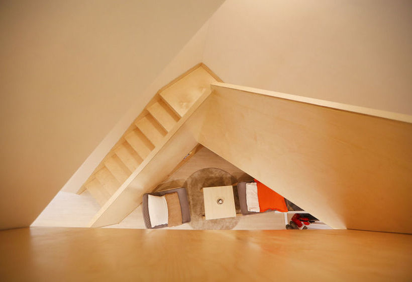 Runway Guesthouse  Hostel