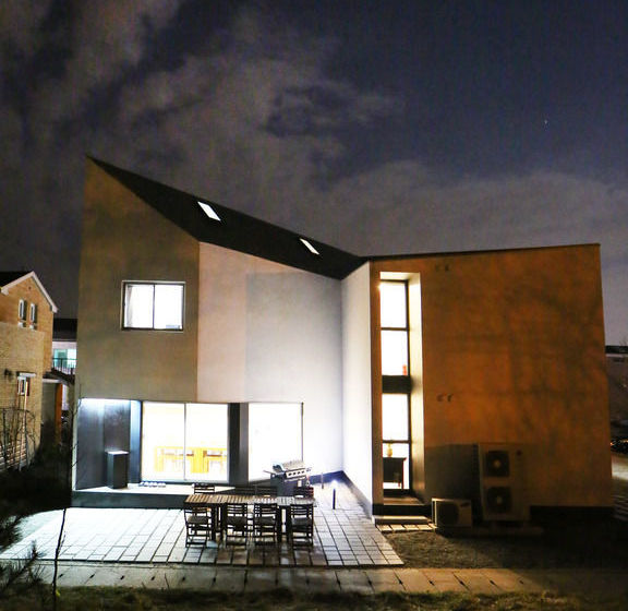 Runway Guesthouse  Hostel