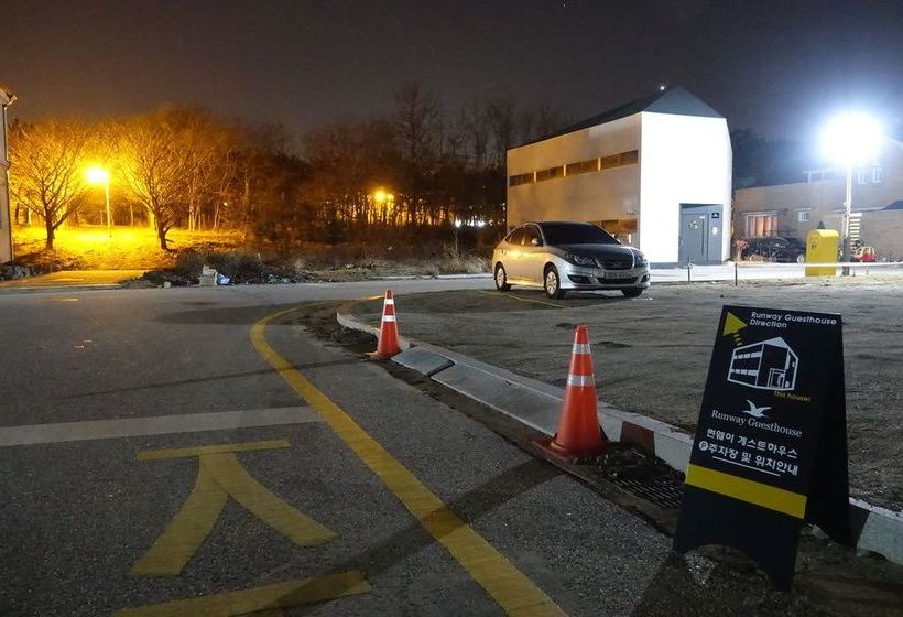 Runway Guesthouse  Hostel