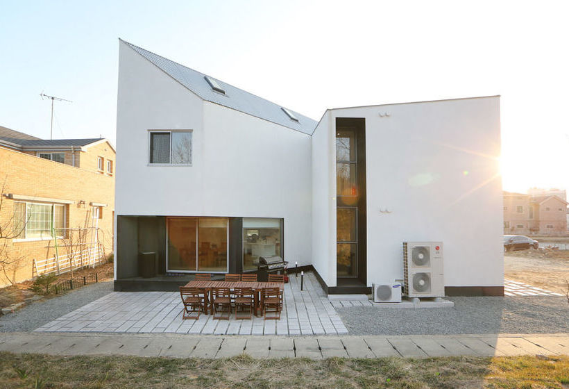 Runway Guesthouse  Hostel