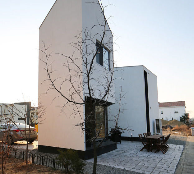 Runway Guesthouse  Hostel