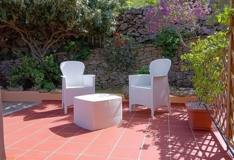 تختخواب و صبحانه Li Muntigeddi