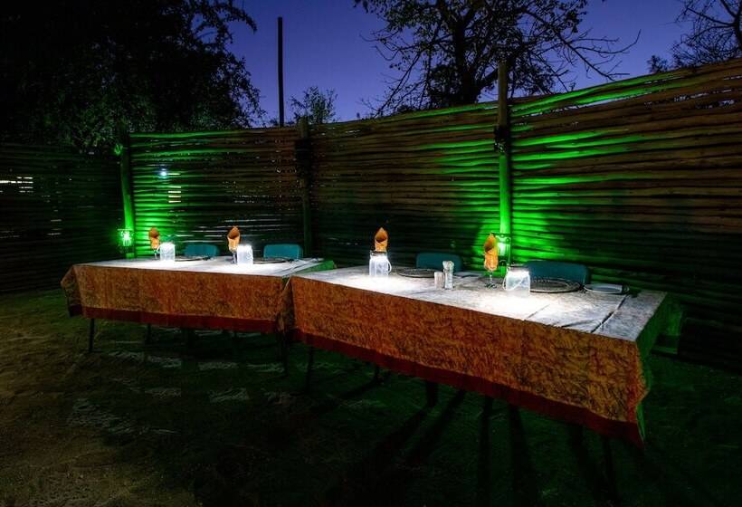 בית מלון כפרי Baluleni Safari Lodge