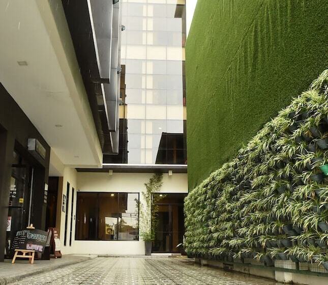 בית מלון כפרי Columbus Plaza