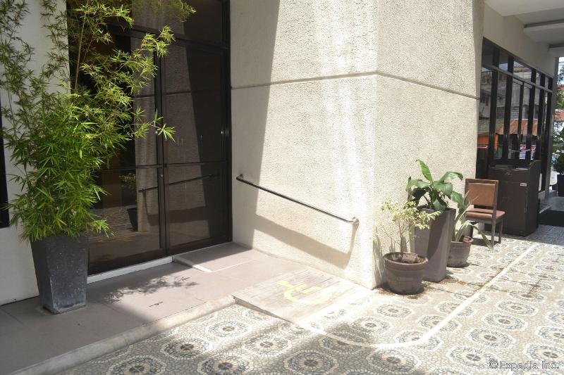 בית מלון כפרי Columbus Plaza