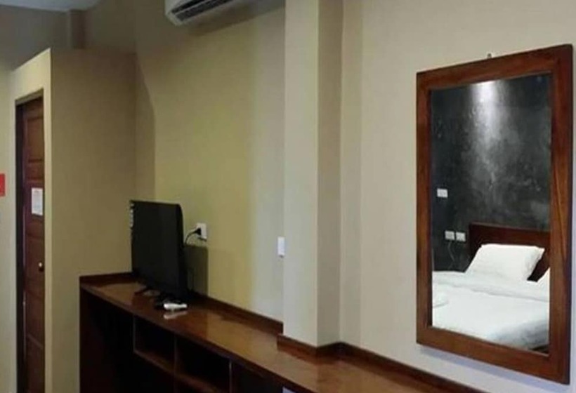 בית מלון כפרי The Infinite Resort Nakhon Sawan